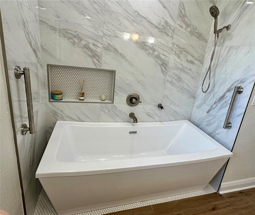 Soaking tub for two