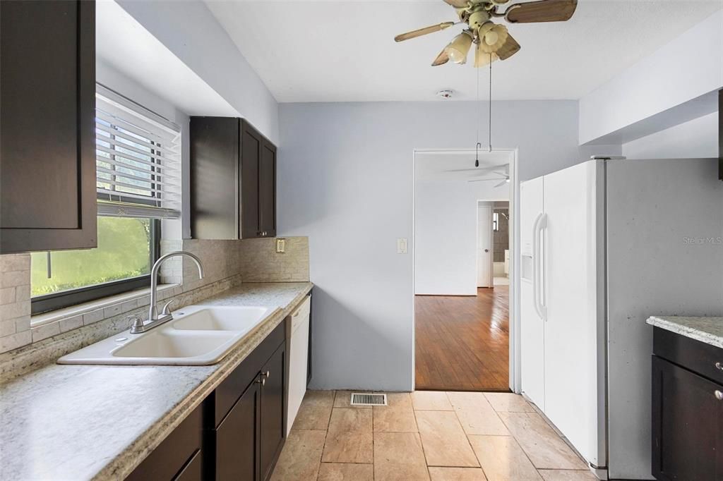 For Sale: $315,000 (2 beds, 1 baths, 1336 Square Feet)