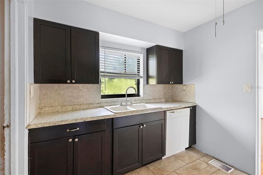 For Sale: $315,000 (2 beds, 1 baths, 1336 Square Feet)