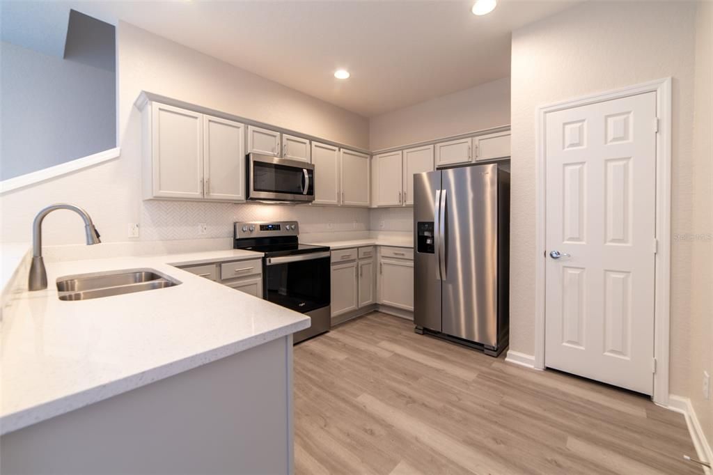 Active With Contract: $2,200 (3 beds, 3 baths, 2072 Square Feet)