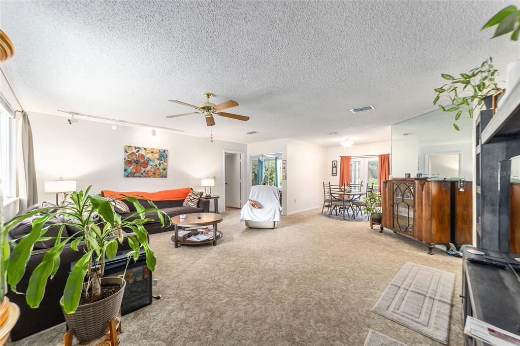 Active With Contract: $199,000 (2 beds, 2 baths, 1432 Square Feet)