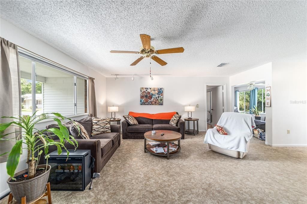 Active With Contract: $199,000 (2 beds, 2 baths, 1432 Square Feet)