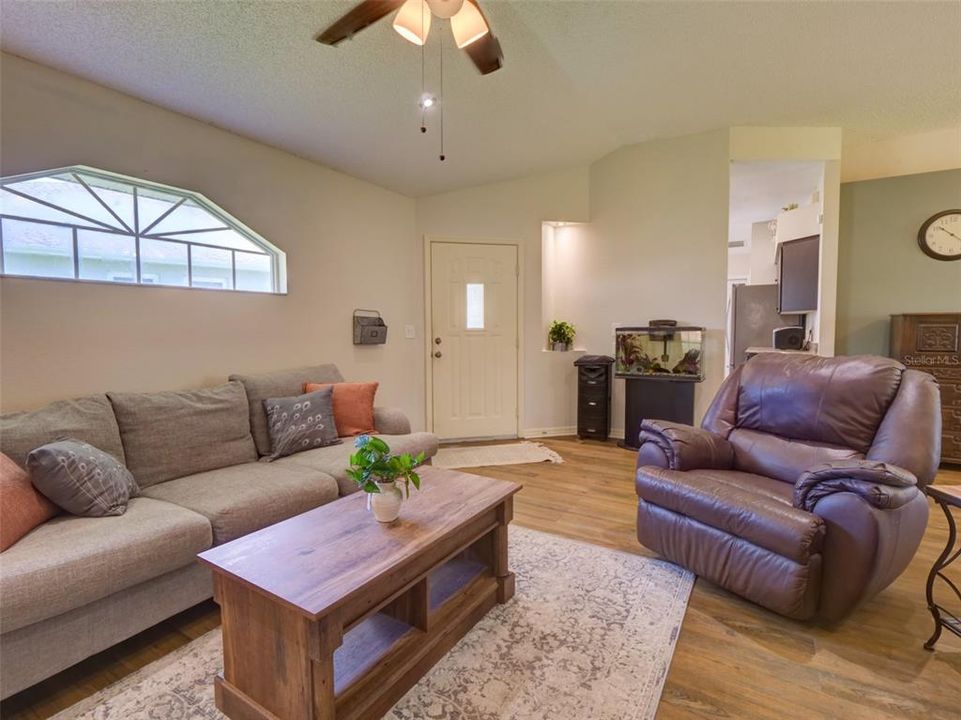 For Sale: $259,900 (2 beds, 2 baths, 1168 Square Feet)