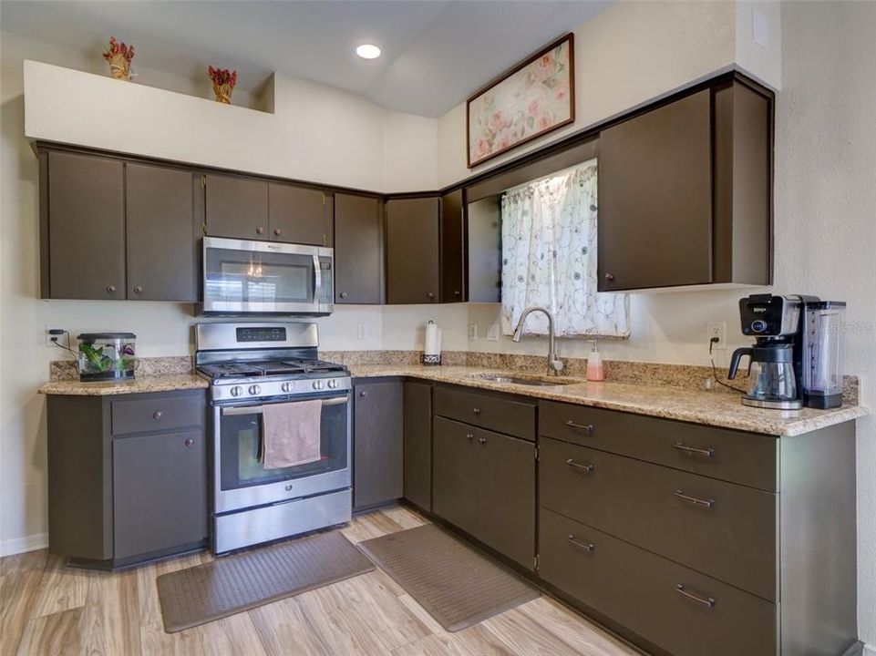 For Sale: $259,900 (2 beds, 2 baths, 1168 Square Feet)