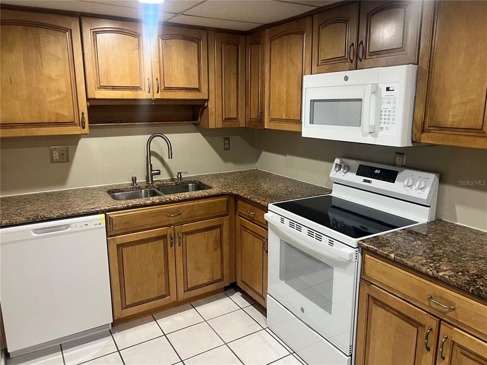 For Rent: $1,500 (2 beds, 2 baths, 925 Square Feet)