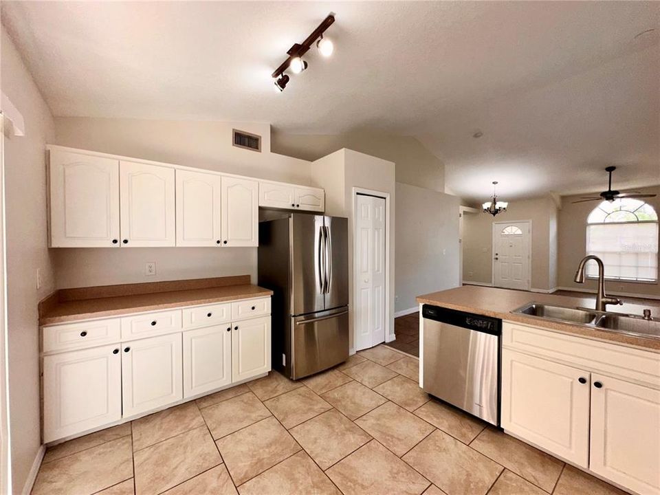 For Rent: $2,195 (3 beds, 2 baths, 1424 Square Feet)