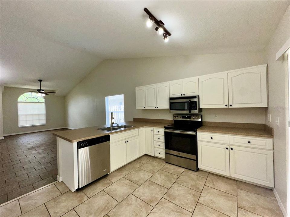 For Rent: $2,195 (3 beds, 2 baths, 1424 Square Feet)