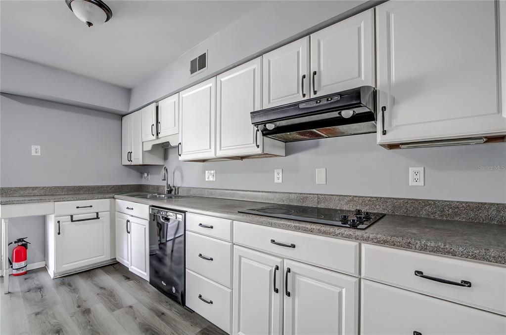 Active With Contract: $129,900 (2 beds, 1 baths, 856 Square Feet)