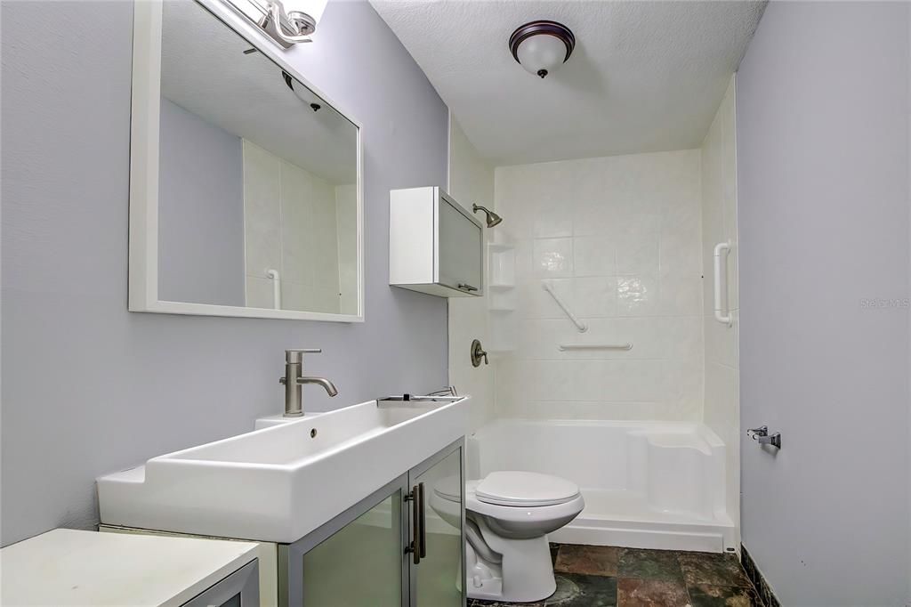 Active With Contract: $129,900 (2 beds, 1 baths, 856 Square Feet)