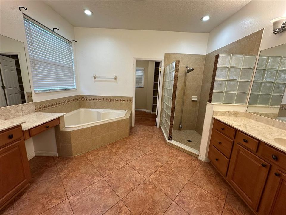 For Rent: $3,998 (5 beds, 3 baths, 2687 Square Feet)