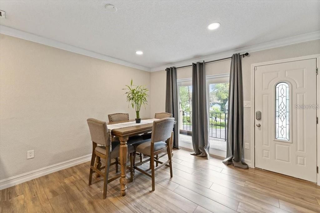 Active With Contract: $2,200 (1 beds, 1 baths, 812 Square Feet)