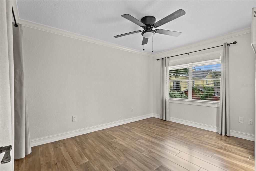 Active With Contract: $2,200 (1 beds, 1 baths, 812 Square Feet)