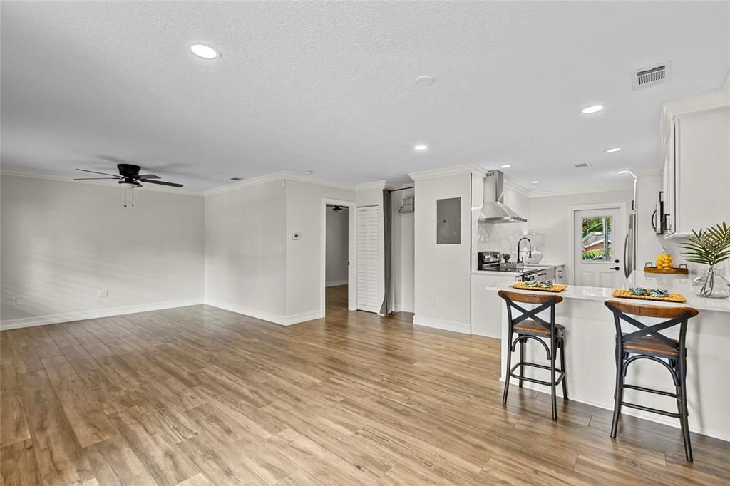 Active With Contract: $2,200 (1 beds, 1 baths, 812 Square Feet)