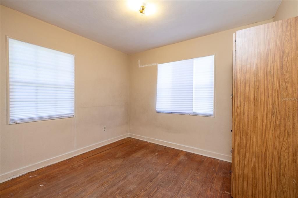 For Sale: $220,000 (2 beds, 1 baths, 1350 Square Feet)