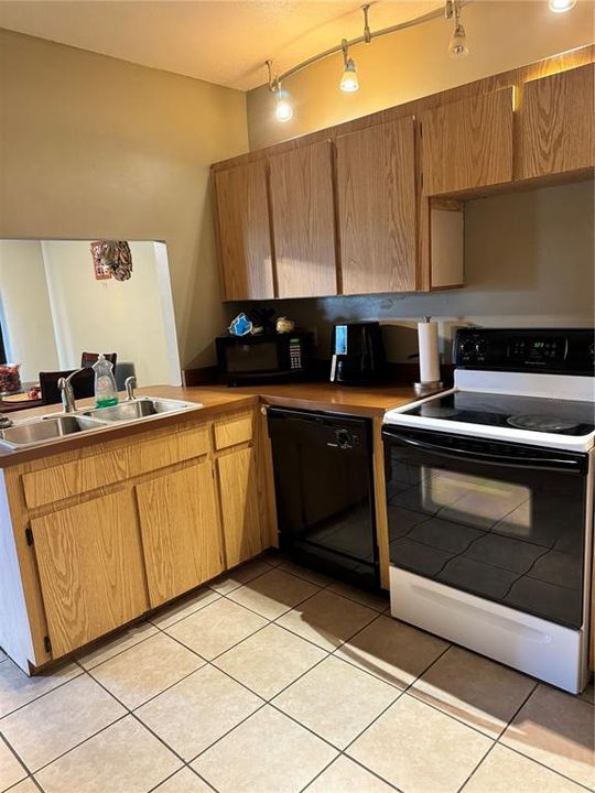 Active With Contract: $152,000 (2 beds, 1 baths, 1456 Square Feet)