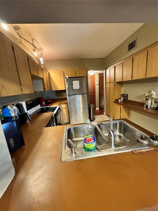 Active With Contract: $152,000 (2 beds, 1 baths, 1456 Square Feet)