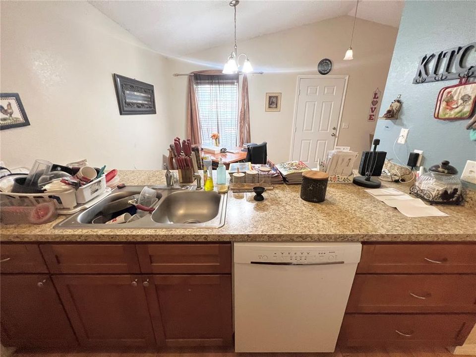 For Rent: $1,800 (3 beds, 2 baths, 1053 Square Feet)