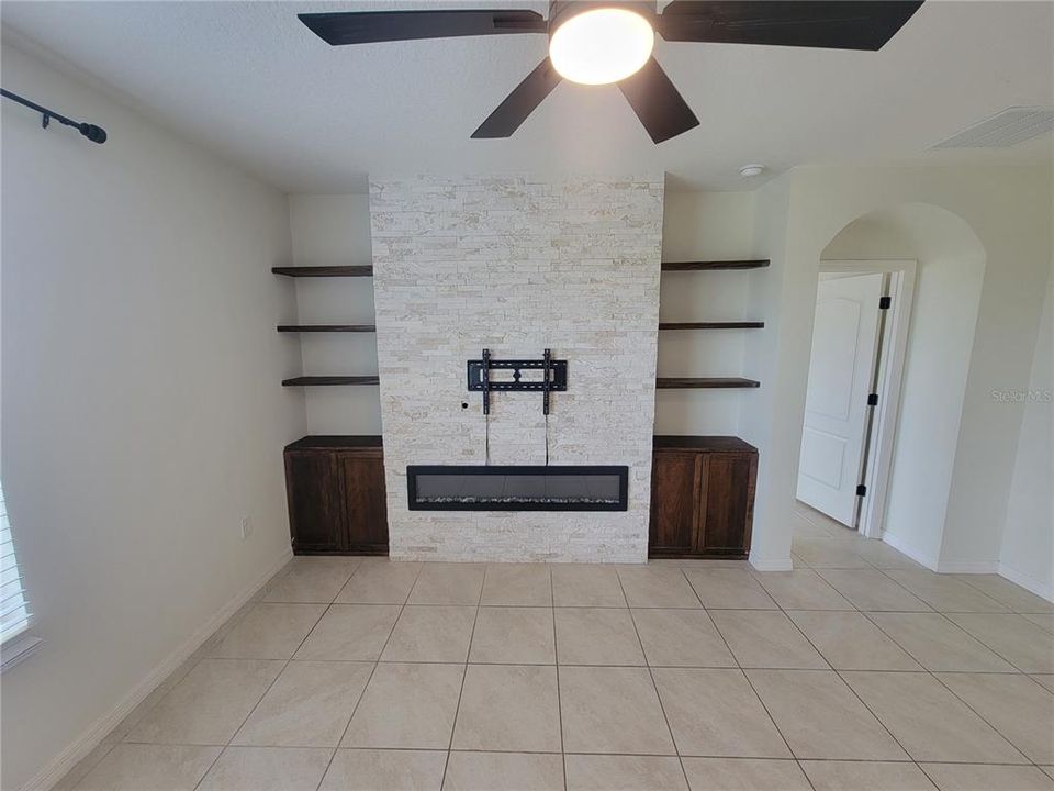 For Rent: $2,395 (4 beds, 2 baths, 1800 Square Feet)