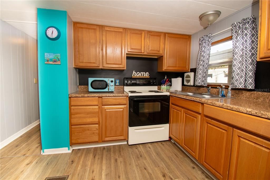 For Sale: $89,999 (1 beds, 2 baths, 480 Square Feet)