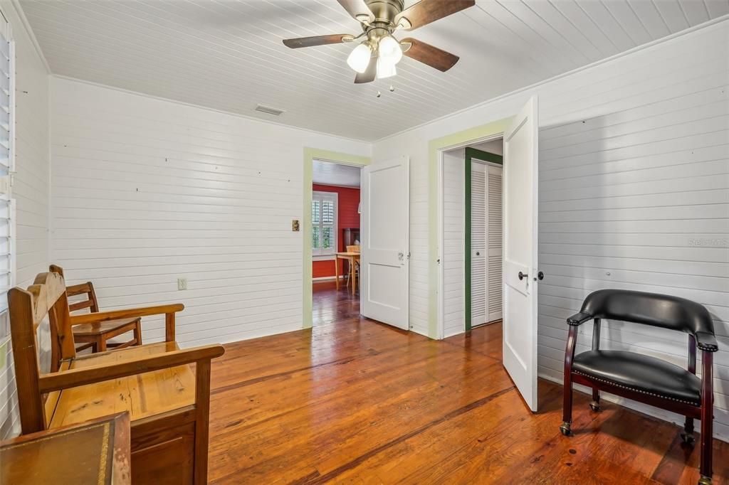 For Sale: $249,000 (2 beds, 1 baths, 920 Square Feet)