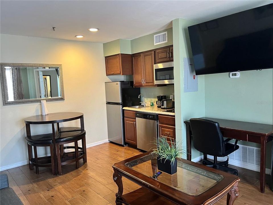 For Sale: $163,500 (1 beds, 1 baths, 488 Square Feet)