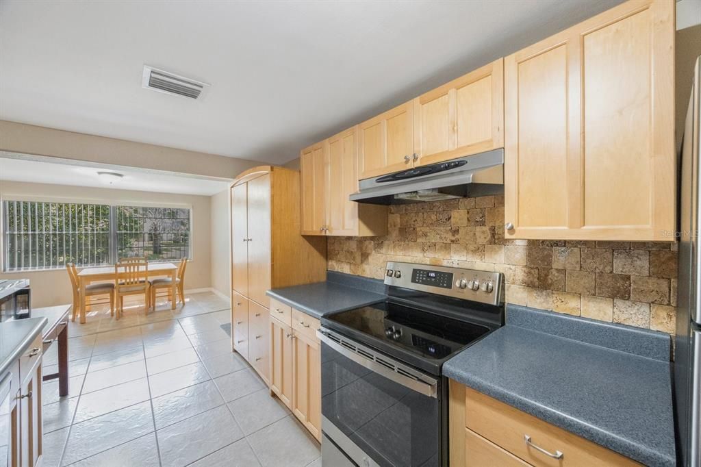 Active With Contract: $394,900 (3 beds, 2 baths, 1342 Square Feet)