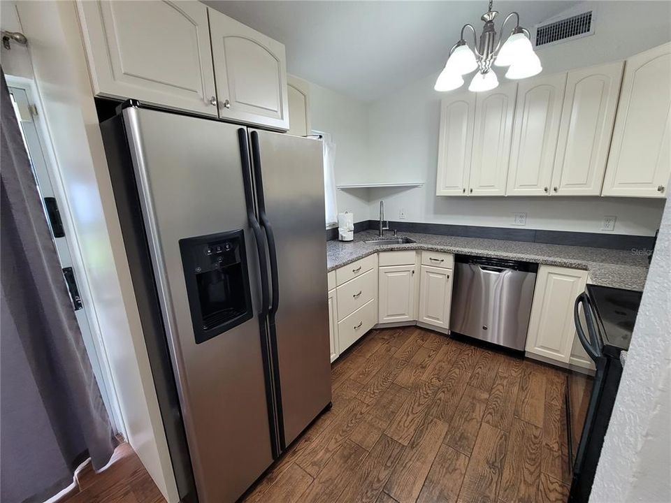 For Rent: $2,100 (2 beds, 1 baths, 961 Square Feet)