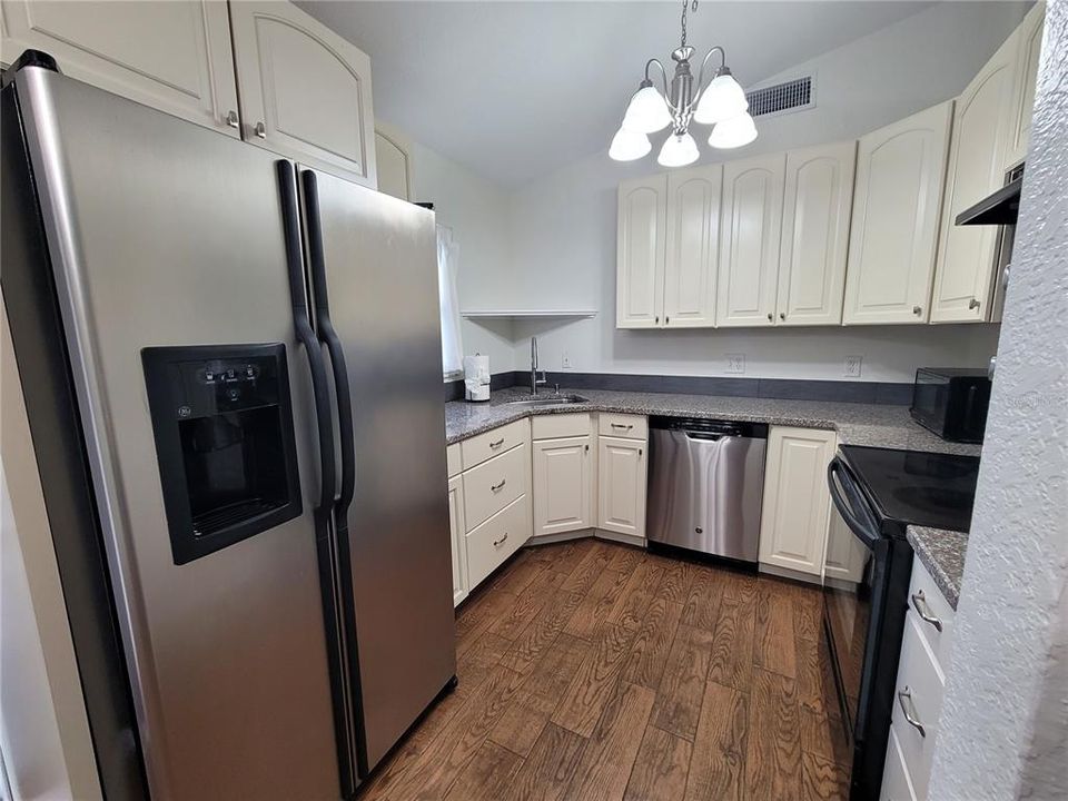 For Rent: $2,100 (2 beds, 1 baths, 961 Square Feet)