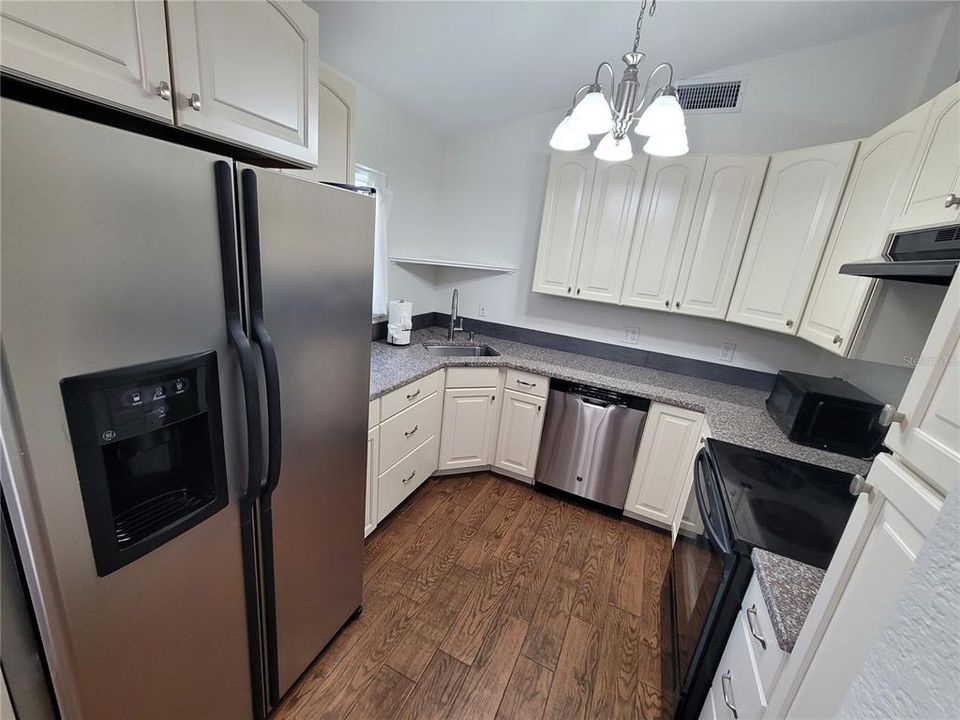 For Rent: $2,100 (2 beds, 1 baths, 961 Square Feet)