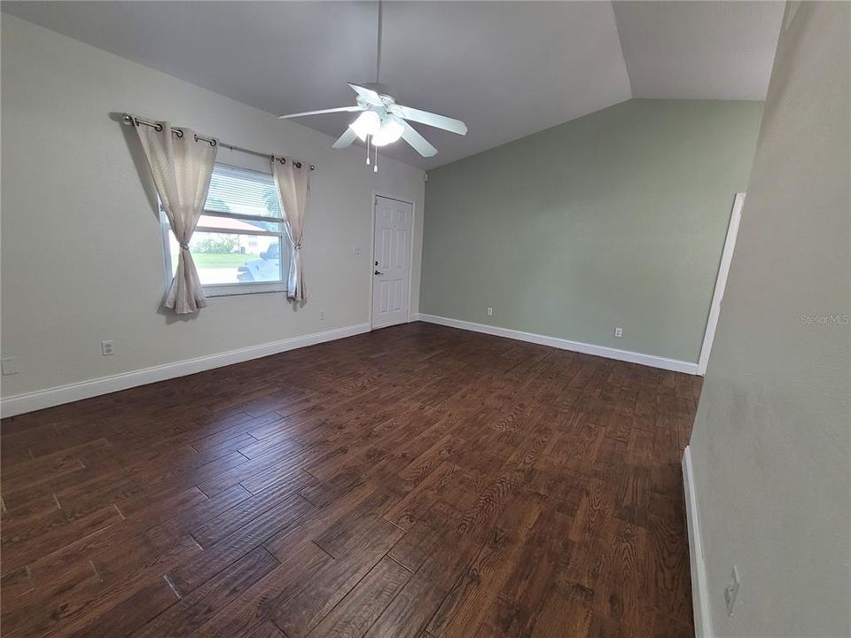 For Rent: $2,100 (2 beds, 1 baths, 961 Square Feet)