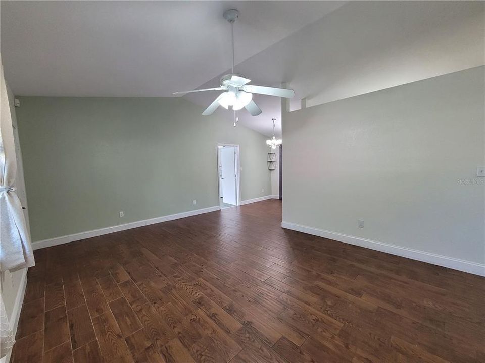 For Rent: $2,100 (2 beds, 1 baths, 961 Square Feet)