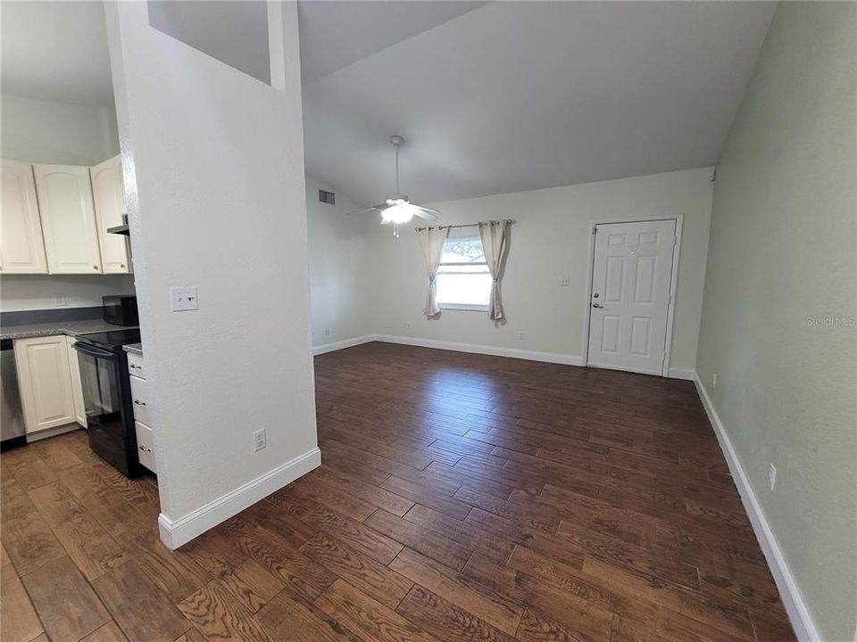 For Rent: $2,100 (2 beds, 1 baths, 961 Square Feet)