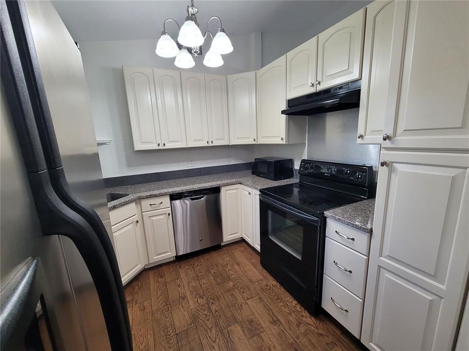 For Rent: $2,100 (2 beds, 1 baths, 961 Square Feet)