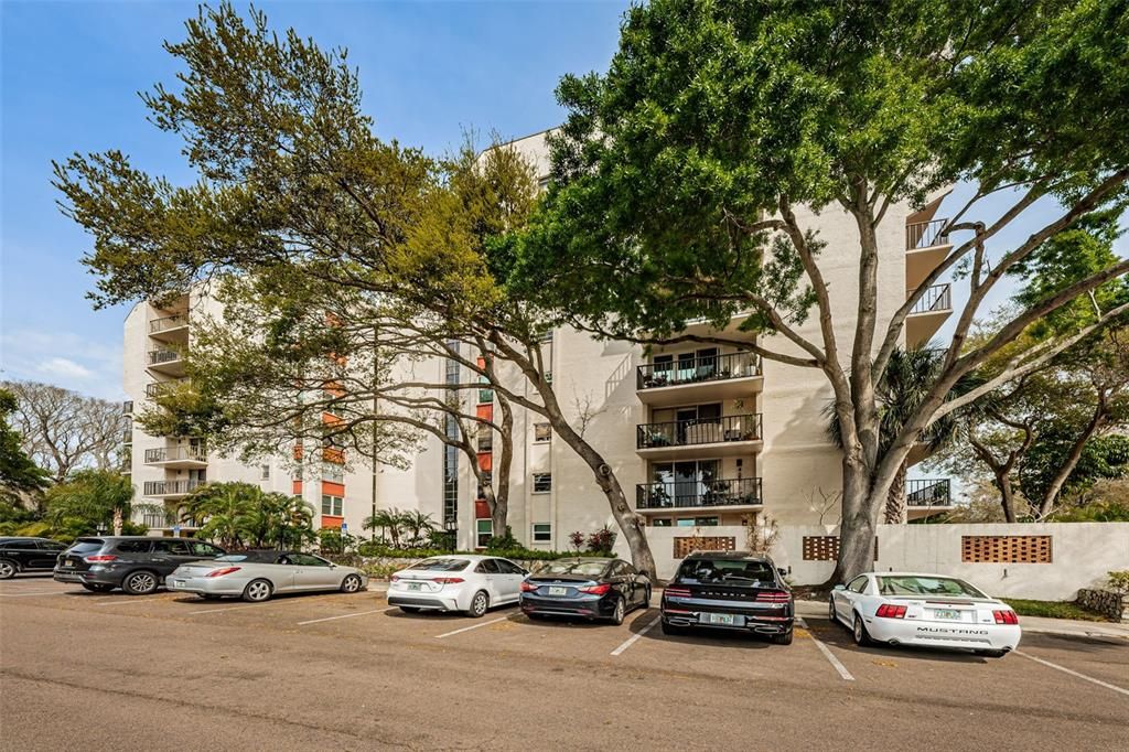 Active With Contract: $139,900 (1 beds, 2 baths, 775 Square Feet)