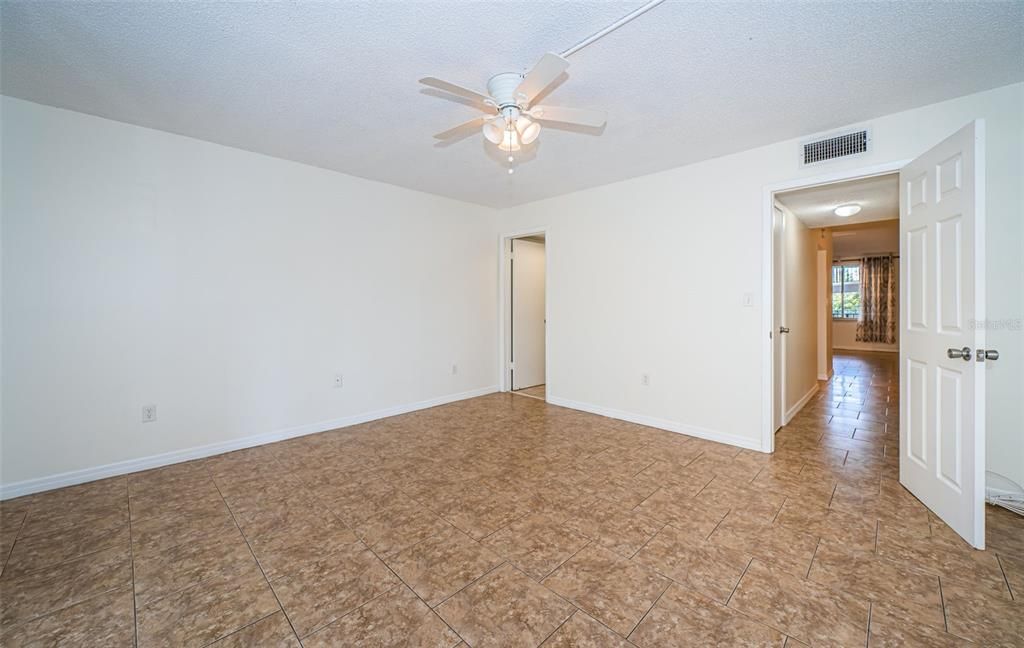 Active With Contract: $139,900 (1 beds, 2 baths, 775 Square Feet)