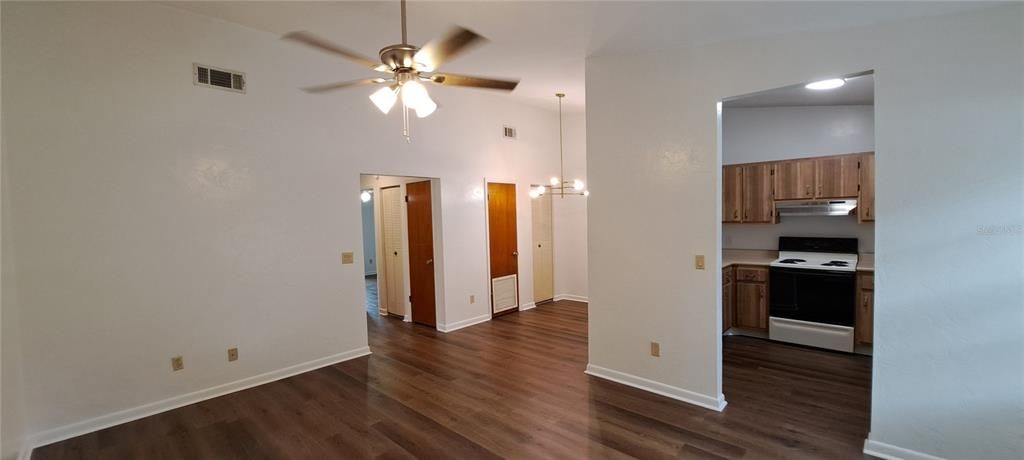 For Rent: $1,050 (2 beds, 1 baths, 868 Square Feet)