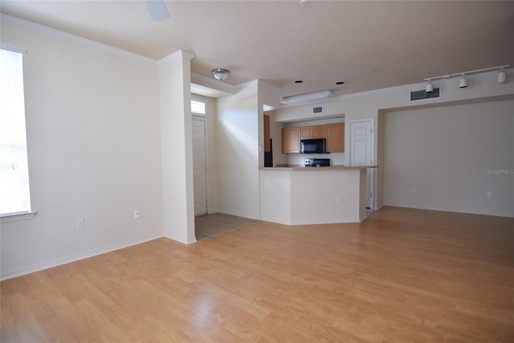 For Rent: $1,700 (1 beds, 1 baths, 848 Square Feet)