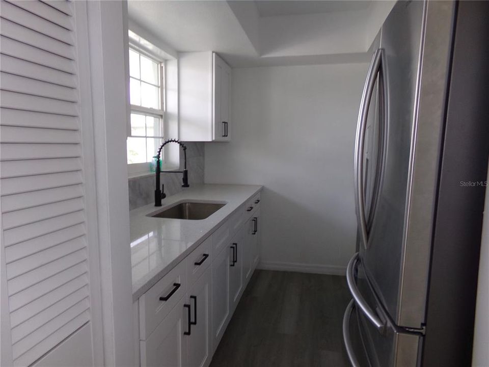 For Sale: $109,000 (1 beds, 1 baths, 642 Square Feet)