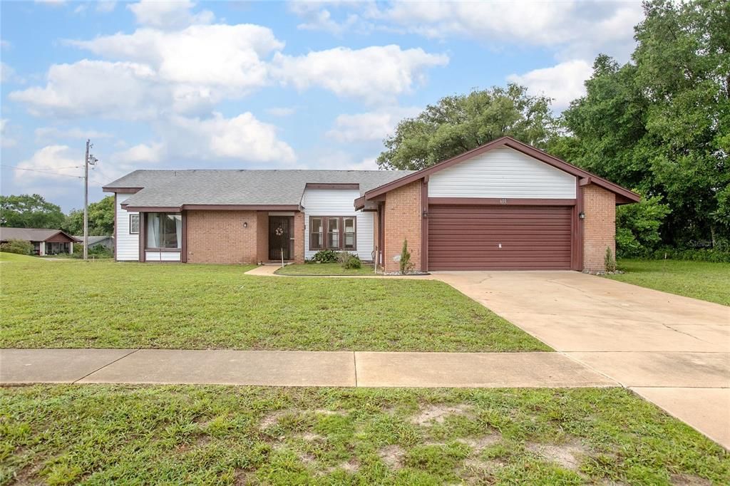 Active With Contract: $296,500 (2 beds, 2 baths, 1419 Square Feet)