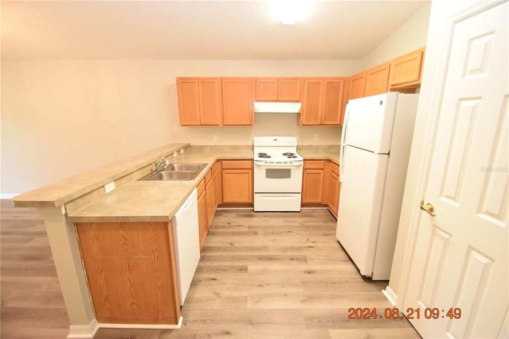 For Sale: $255,000 (3 beds, 2 baths, 1137 Square Feet)