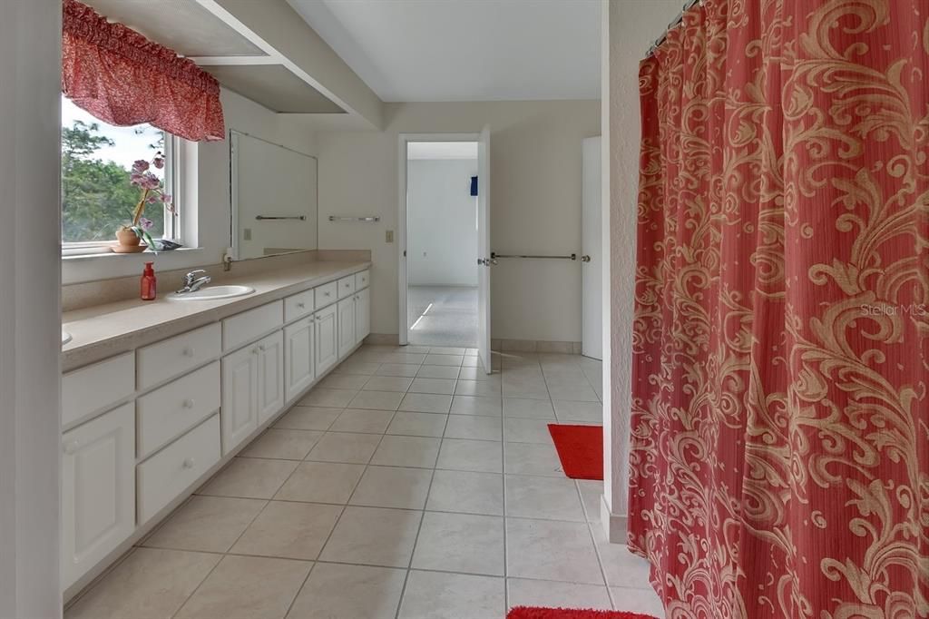 待售: $800,000 (6 贝兹, 3 浴室, 4900 平方英尺)