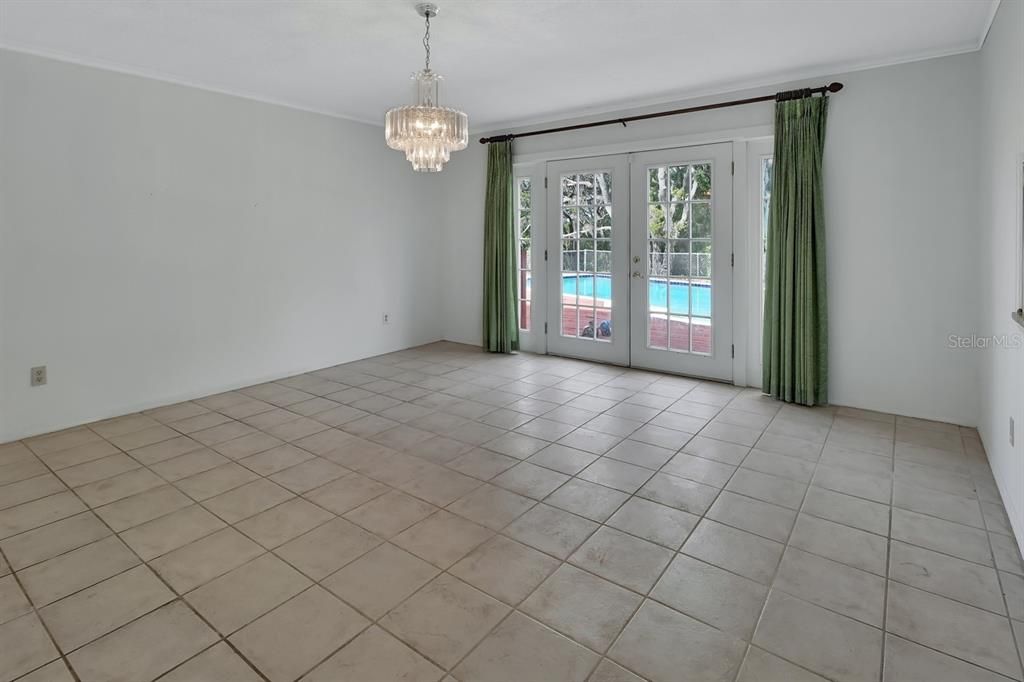 待售: $800,000 (6 贝兹, 3 浴室, 4900 平方英尺)