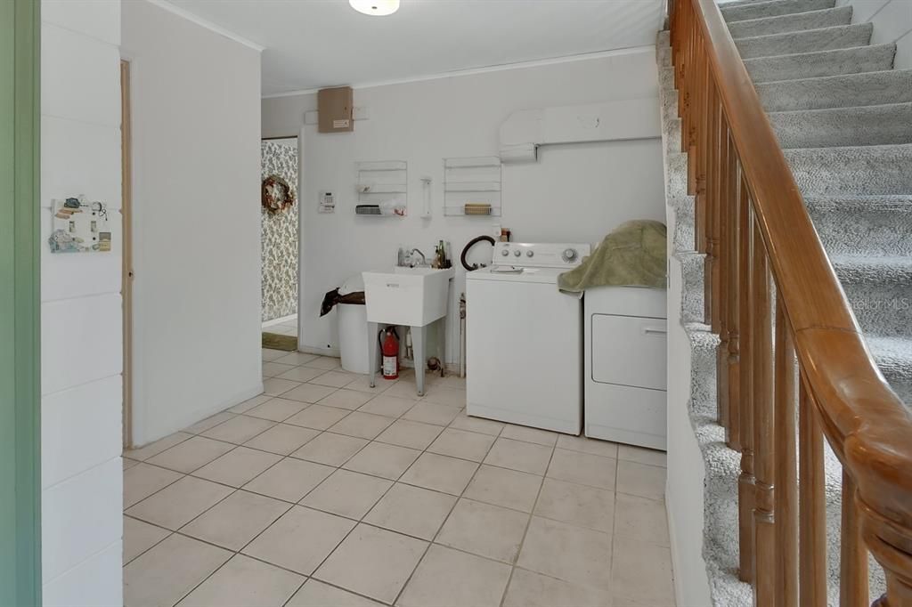 待售: $800,000 (6 贝兹, 3 浴室, 4900 平方英尺)