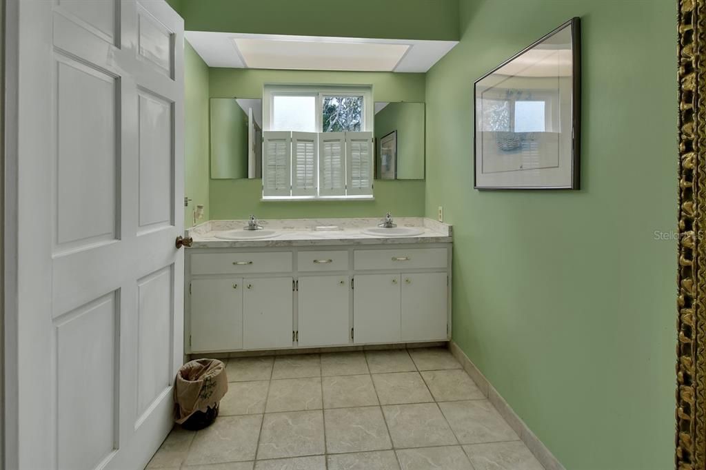 待售: $800,000 (6 贝兹, 3 浴室, 4900 平方英尺)