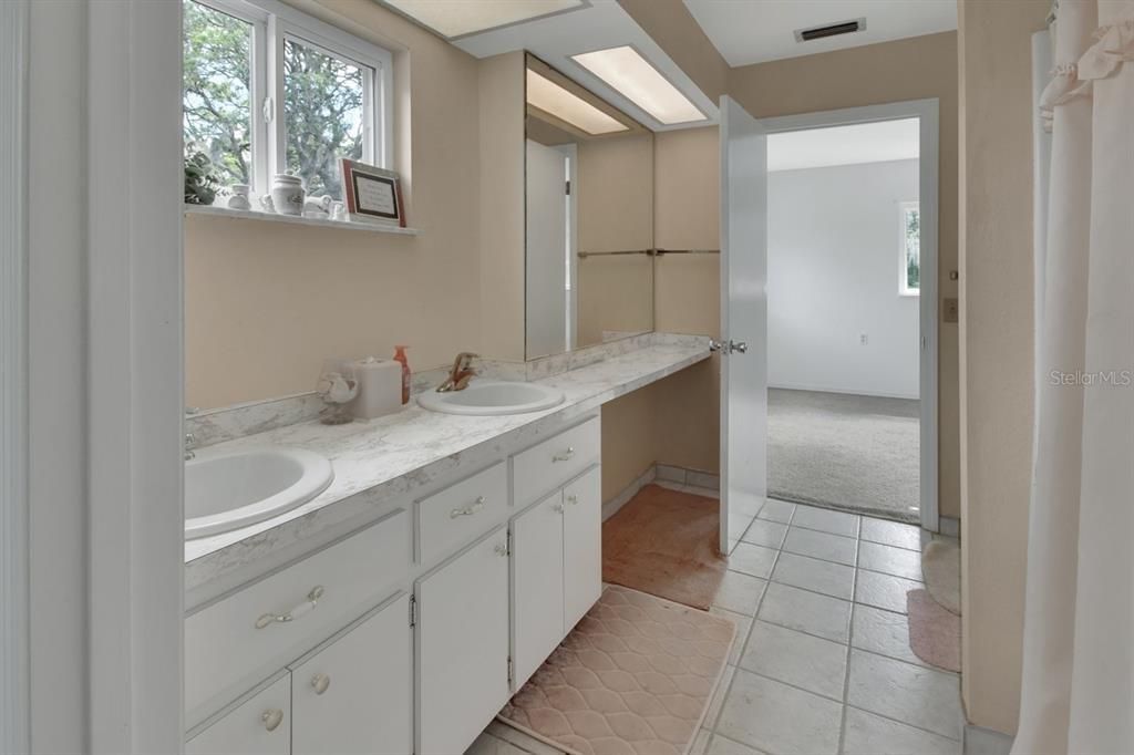 待售: $800,000 (6 贝兹, 3 浴室, 4900 平方英尺)