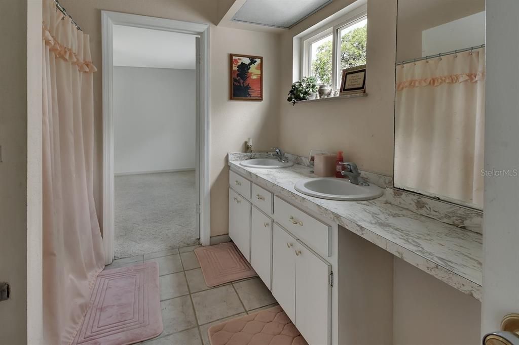 待售: $800,000 (6 贝兹, 3 浴室, 4900 平方英尺)