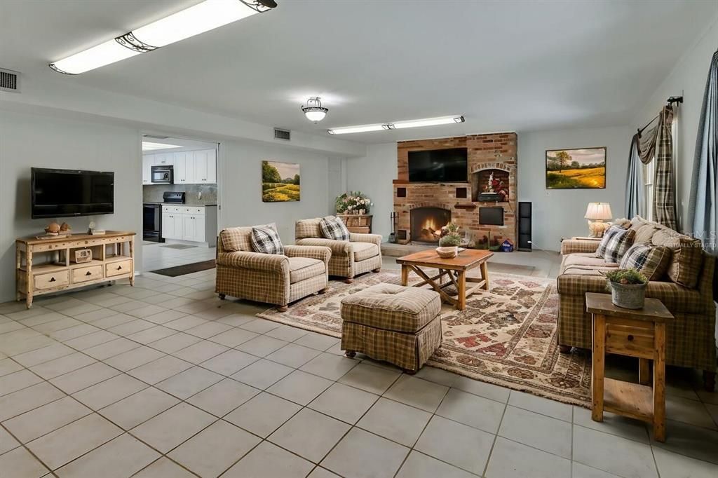 待售: $800,000 (6 贝兹, 3 浴室, 4900 平方英尺)