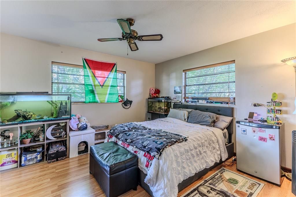 Active With Contract: $239,900 (3 beds, 2 baths, 1516 Square Feet)