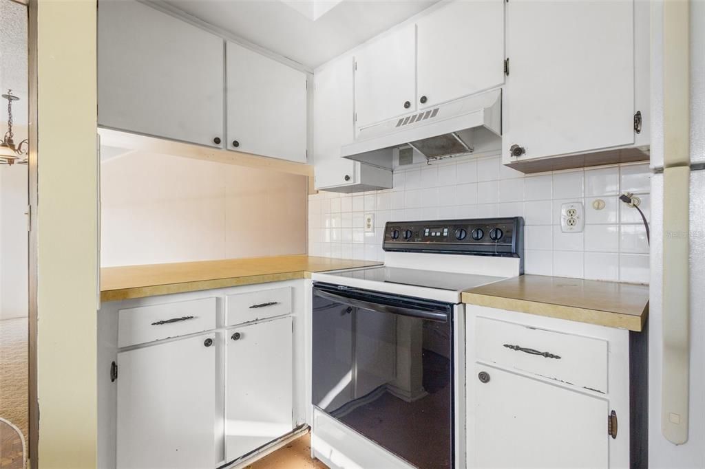 For Sale: $115,000 (1 beds, 1 baths, 669 Square Feet)