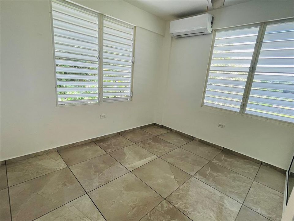 En Venta: $350,000 (4 camas, 2 baños, 2000 Pies cuadrados)